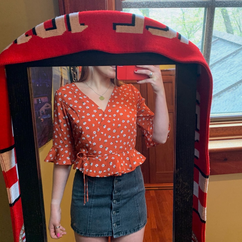 Lulu’s half sleeve ruffled orange floral wrap top